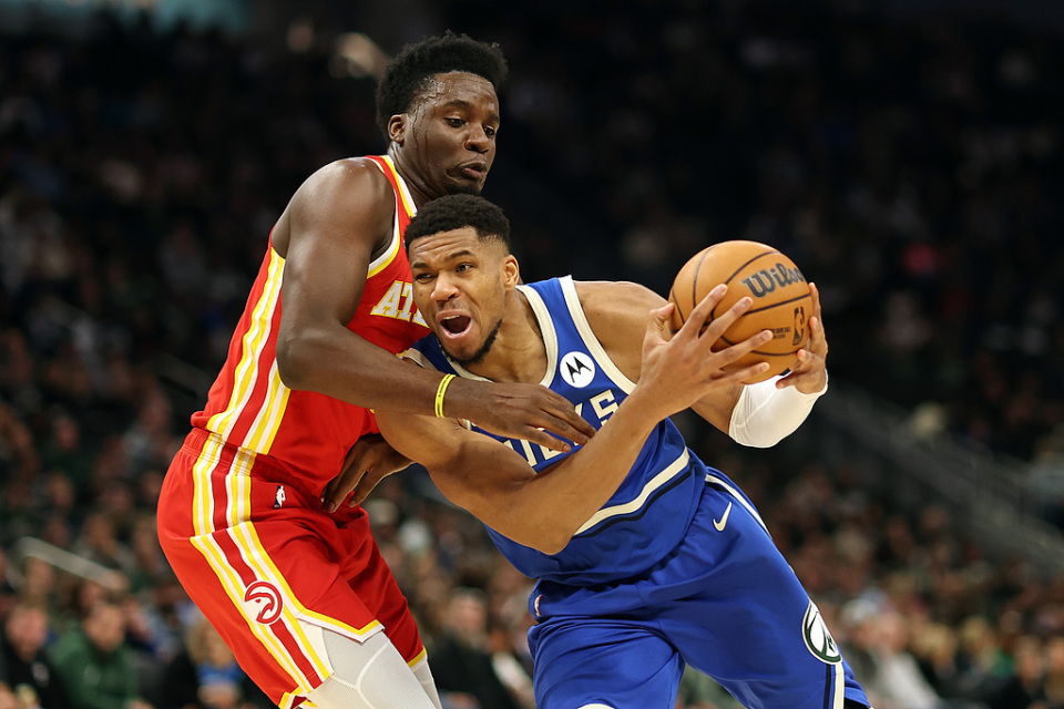 雄鹿胜老鹰，字母哥独揽分，全队被看好进季后赛